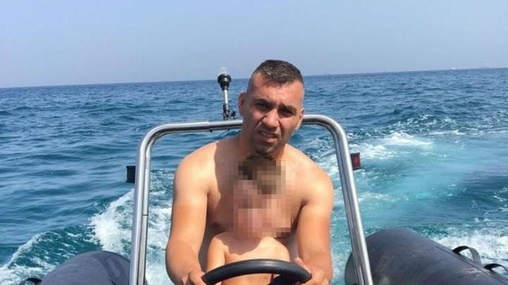 Antonio Tejón con uno de los hijos que tiene fruto de una relación anterior.