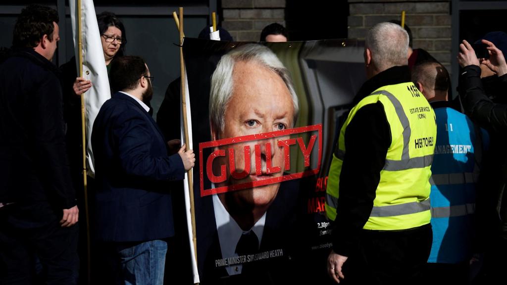 Una cartel con una foto del exsoldado y una marca que dice culpable.