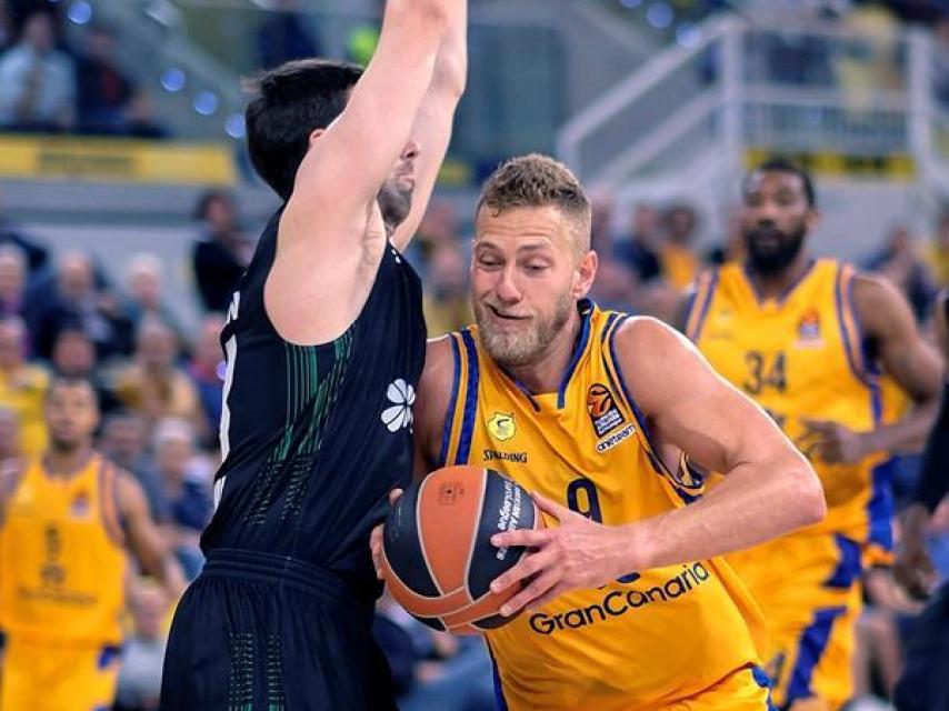 Siim-Sander Vene controla el balón ante el defensa del Darussafaka