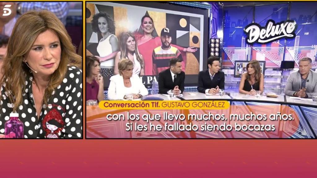 Gema López escuchando la llamada de su amigo Gustavo González.