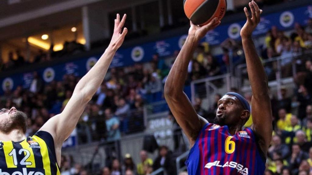 Singleton se eleva para lanzar a canasta ante Fenerbahce