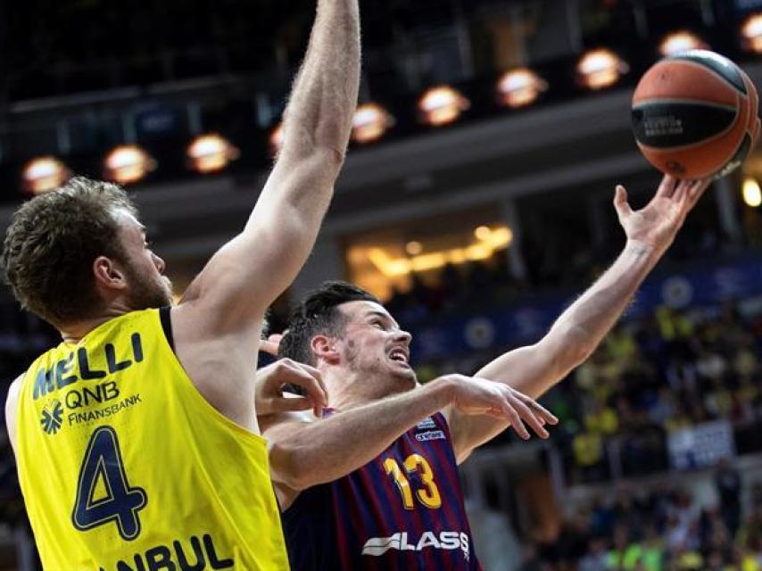 Heurtel lanza a canasta ante la presión del jugador del Fenerbahce