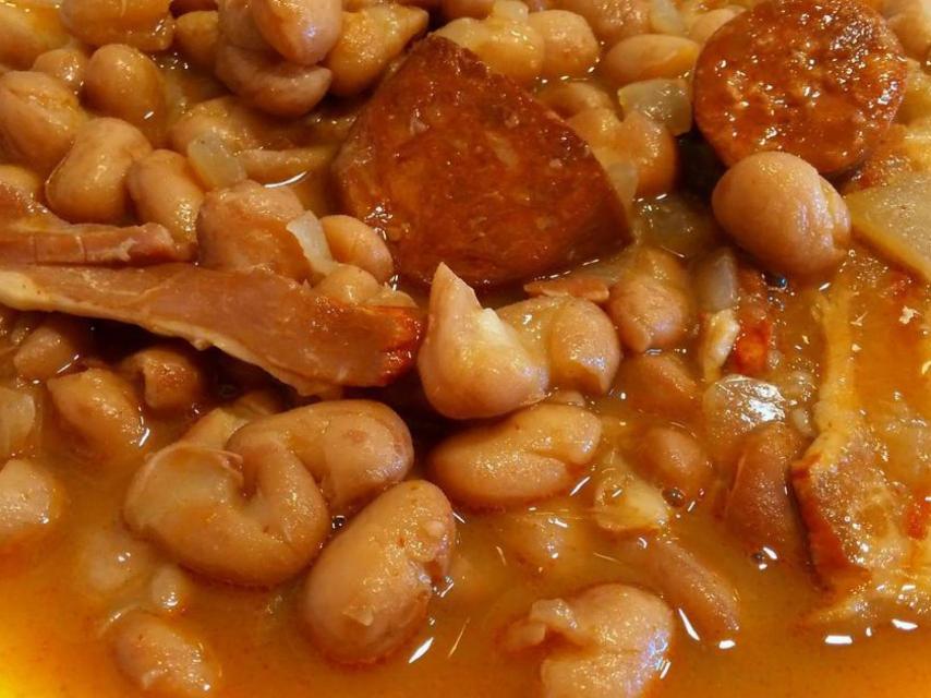 Un plato de alubias estofadas.