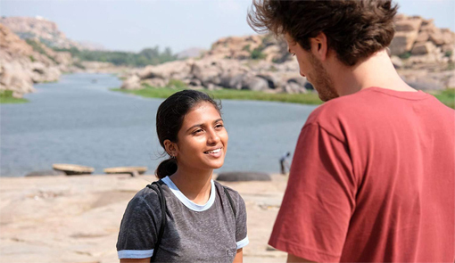 Roman Kolinka y Aarshi Banerjee en 'Maya'