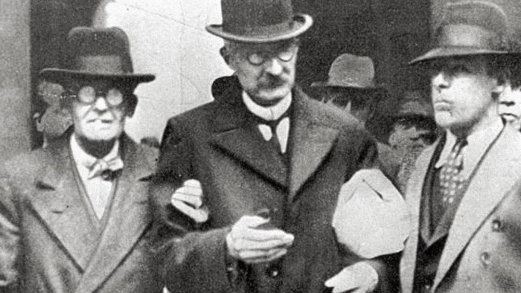 Wallace saliendo de la corte tras ganar la apelación.