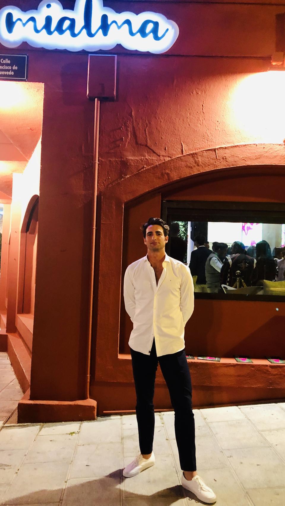 Javier Calle Mora a las puertas de su nuevo local en Marbella.