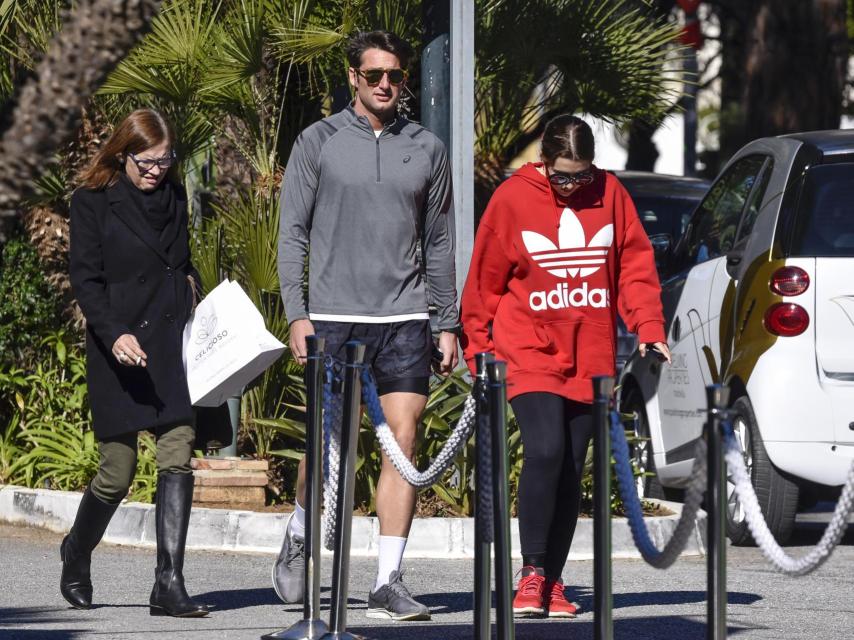 Pilar Mora, Javier Calle y Alba Díaz Martín en Marbella.