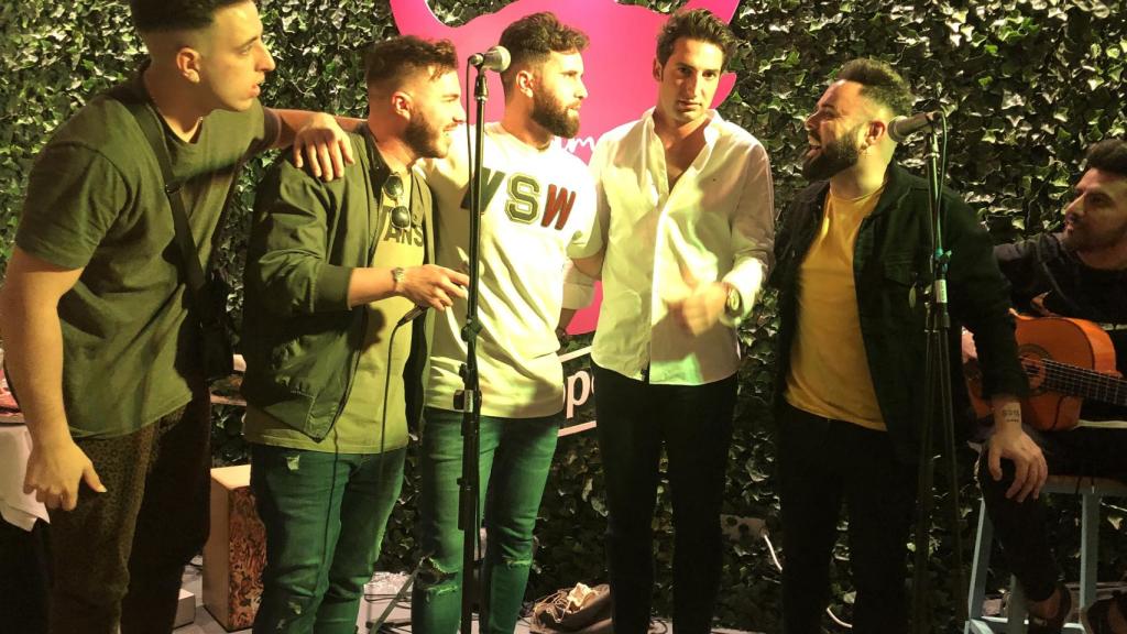 La empresario Javier Calle con el grupo flamenco SpotiCai.