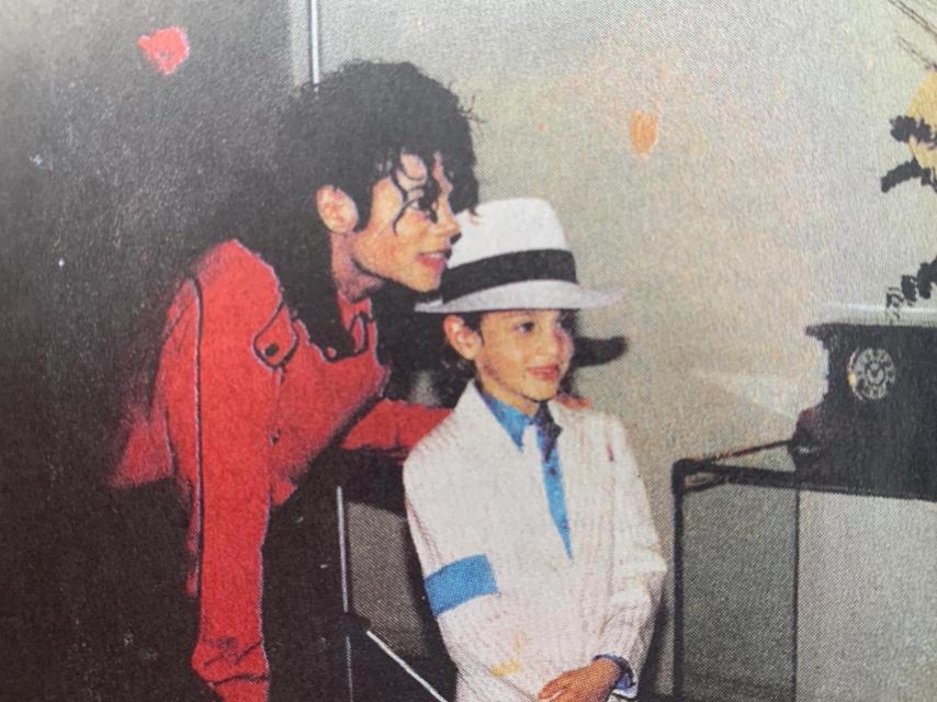 Jackson con Wade Robson con el traje del video de Smooth Criminal