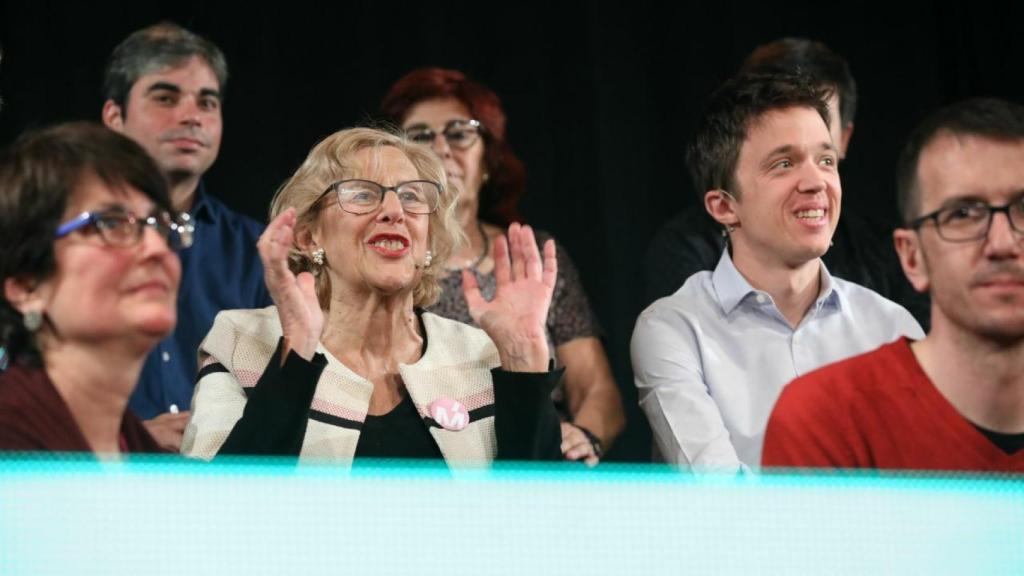 Carmena y Errejón aplauden a sus seguidores.