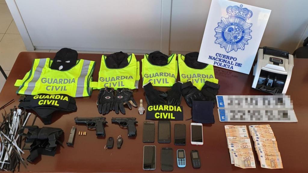 Material intervenido por la Policía a los falsos guardias civiles.