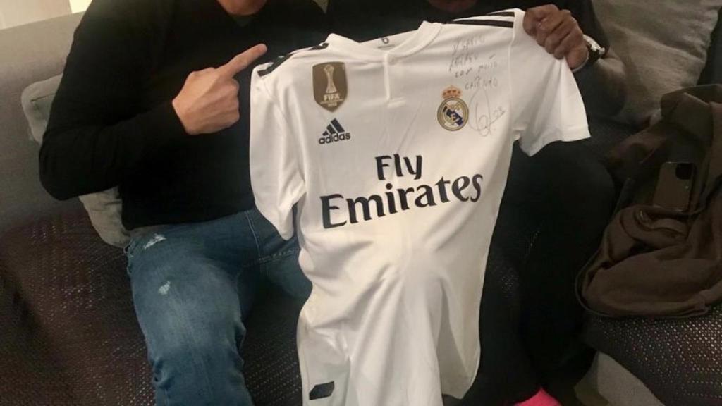 Vinicius Júnior con Sávio Bortolini. Foto: Twitter (@vini11Oficial)