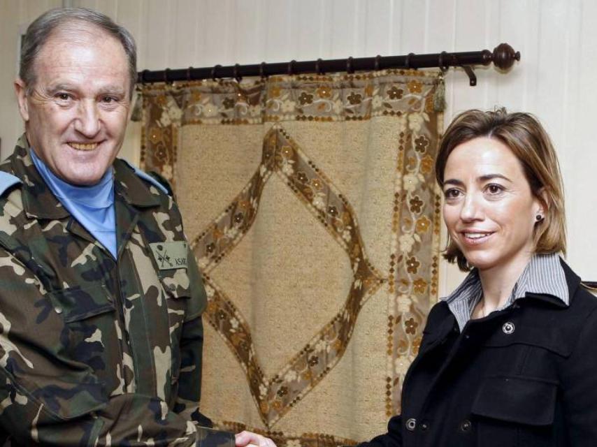 El general Asarta, junto a la ministra Carme Chacón.