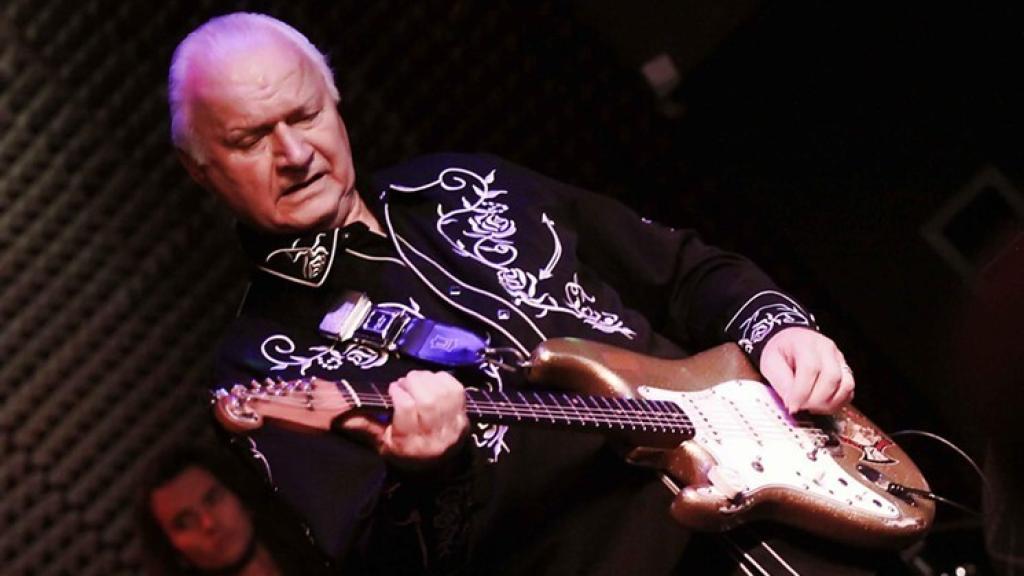 El guitarrista Dick Dale, durante una actuación.
