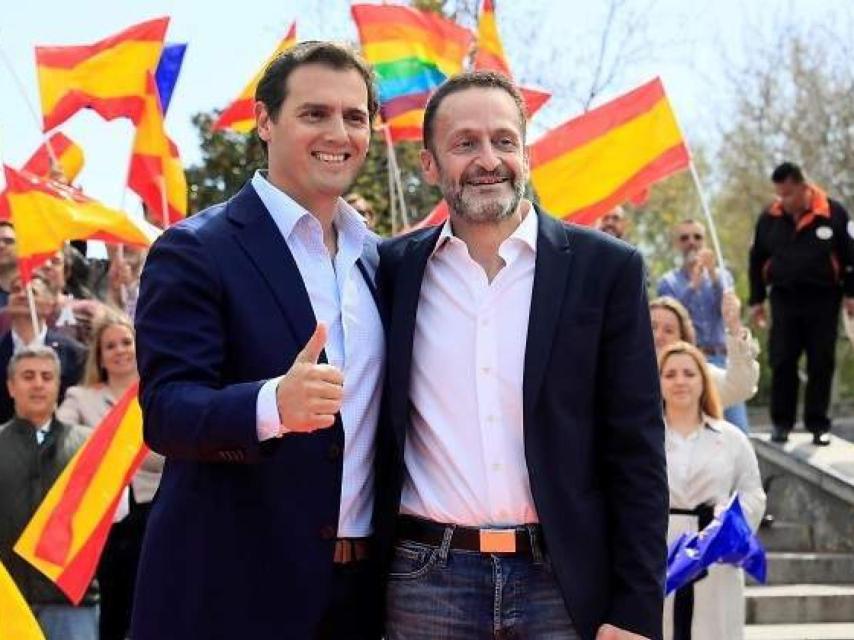 Rivera junto a su último fichaje, Edmundo Bal, el abogado del Estado purgado por Sánchez.