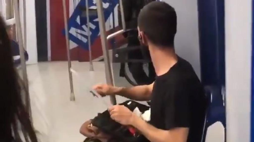 Hombre grabado mientras afila su cuchillo