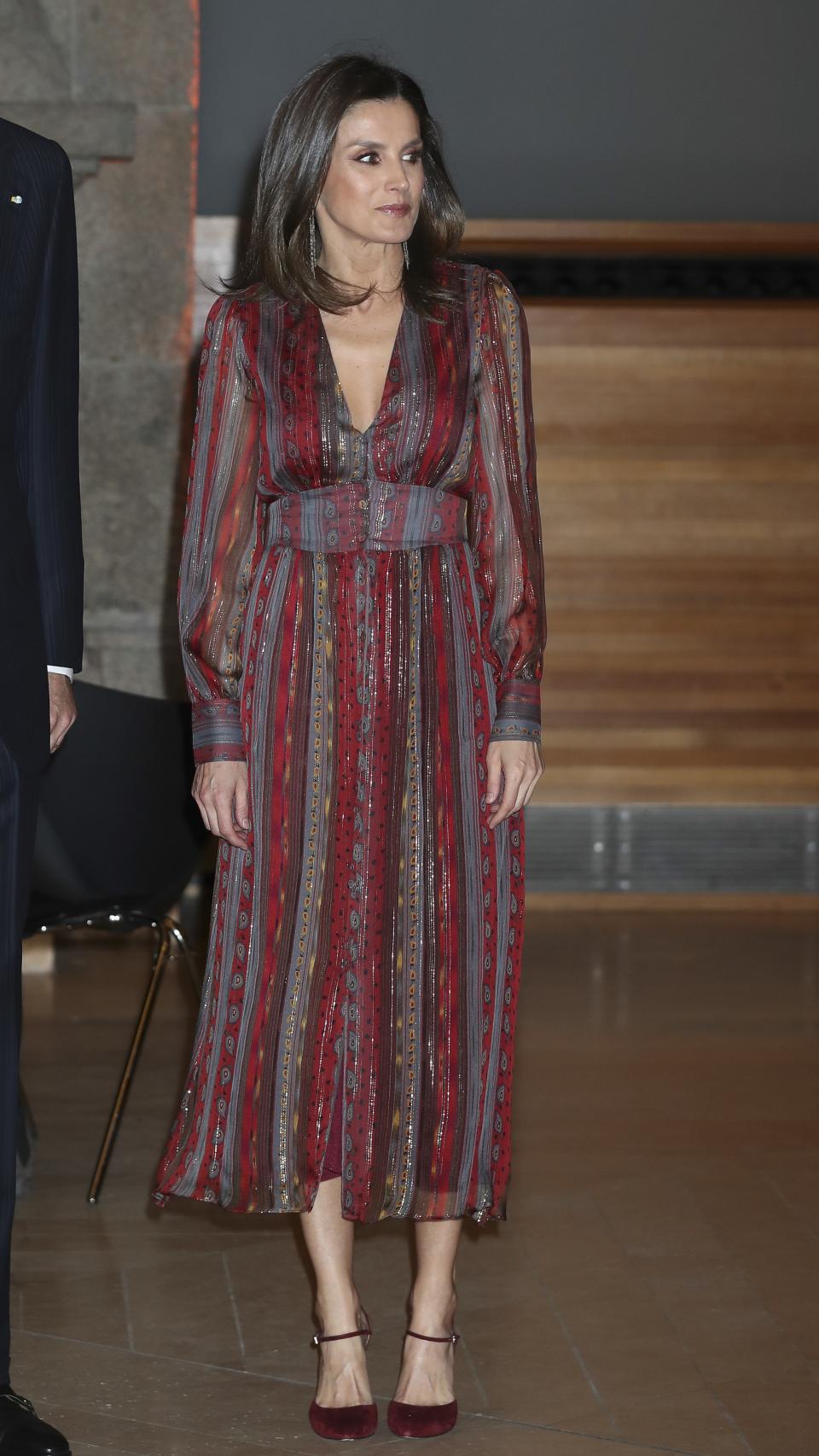 La Reina con el vestido que tantas críticas le acarreó.