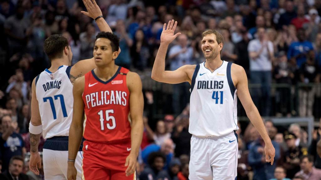 Nowitzki y Doncic durante un partido contra los Pelicans