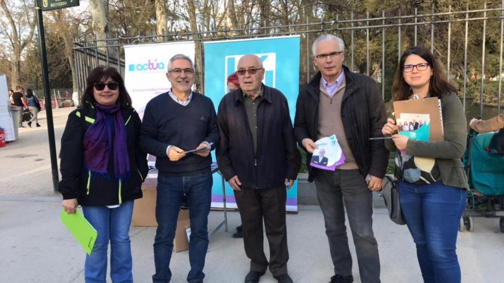 Gaspar Llamazares y Baltasar Garzón en la mesa instalada por Actúa en el retiro para pedir avales a las elecciones del 28-A.