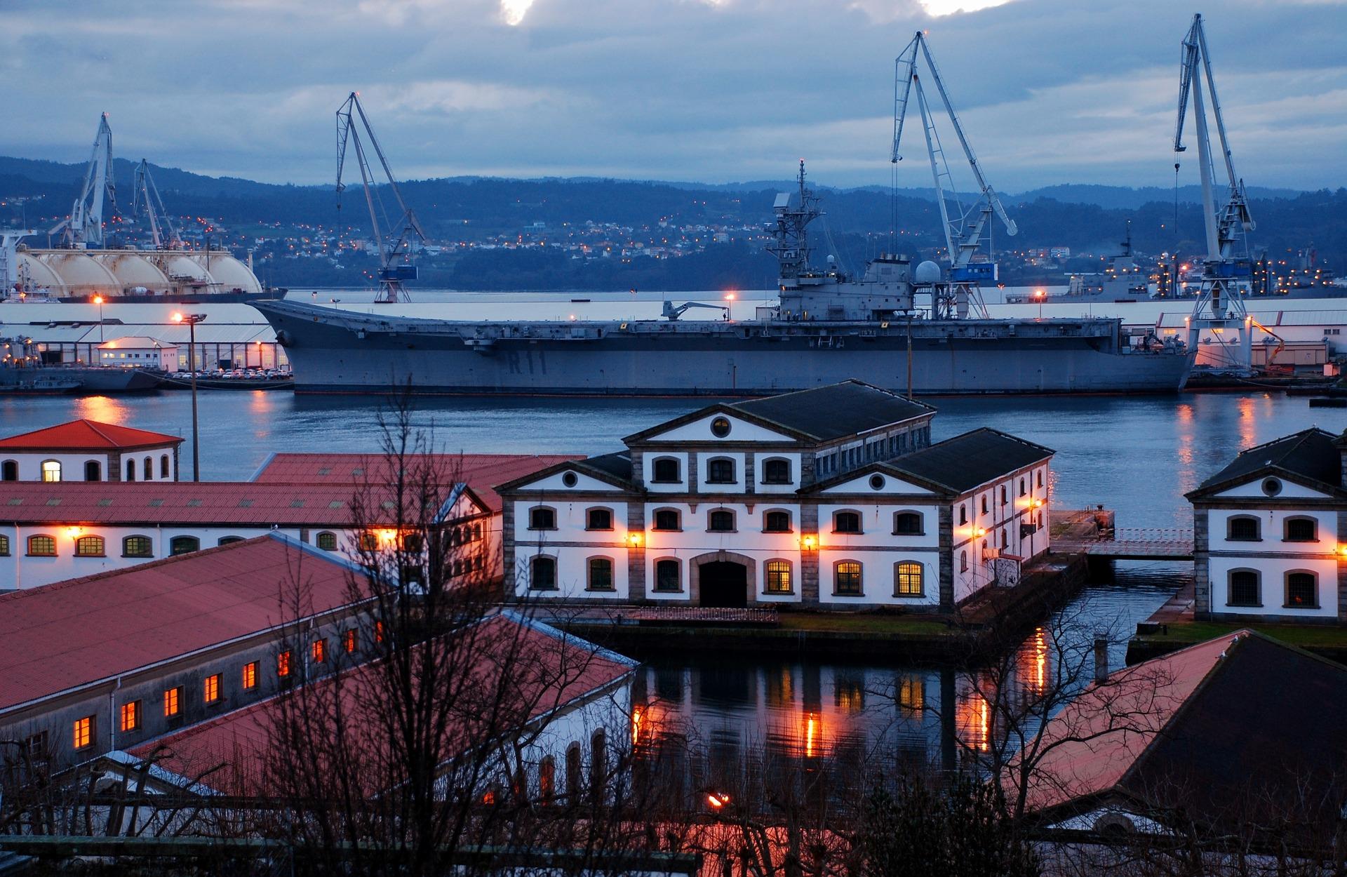 Vista de un buque en Ferrol