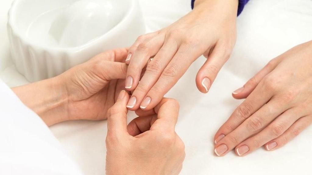 Ejemplo de unas uñas con el esmalte bien retirado.