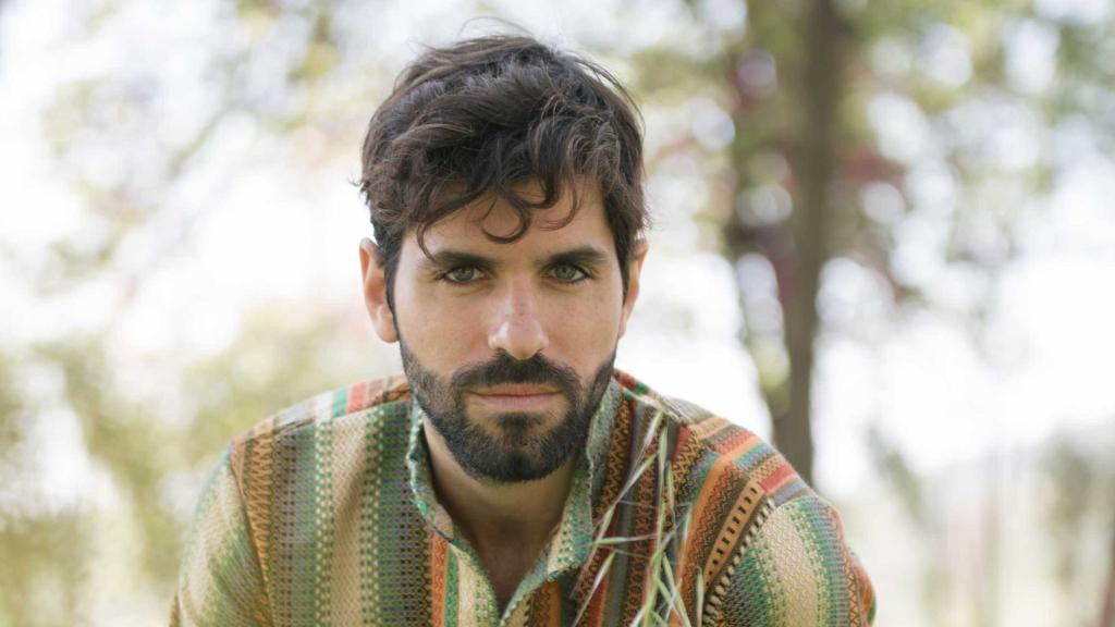 Jaime Alguersuari, expiloto de F1, ahora se dedica a la música electrónica.