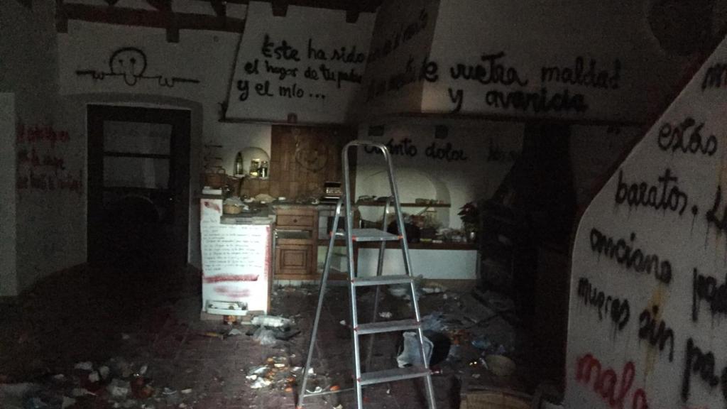 Más pintadas realizadas por Conxita en el interior de la masía