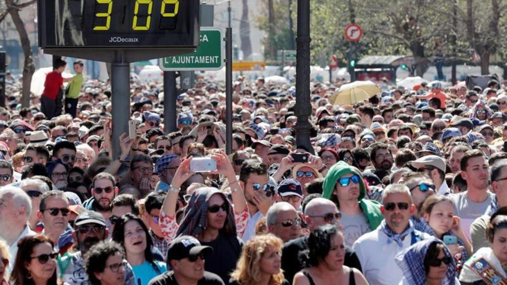 Un termómetro marca los 30 grados durante las Fallas de Valencia. EFE/ Kai Försterling