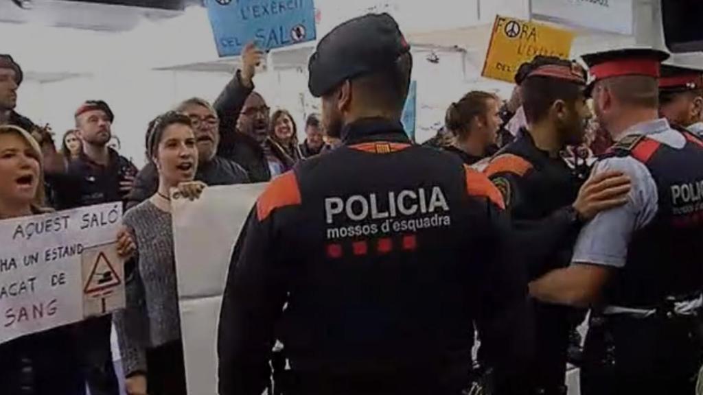 Los Mossos defienden el 'estand' del Ejército en el Salón de la Enseñanza de Barcelona.