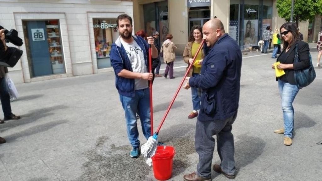 Miembros de Adelante Jerez limpiando la calle en la que estuvieron miembros de Vox este martes.