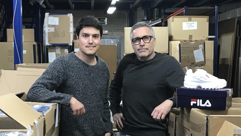 Albert Durán y Ernest Durán, dueños de Ingesba, posan con una zapatilla Fila.