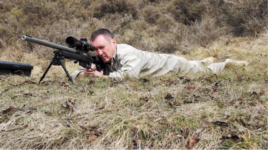 Menzel, administrador único de la revista, en pleno ensayo de tiro de precisión.