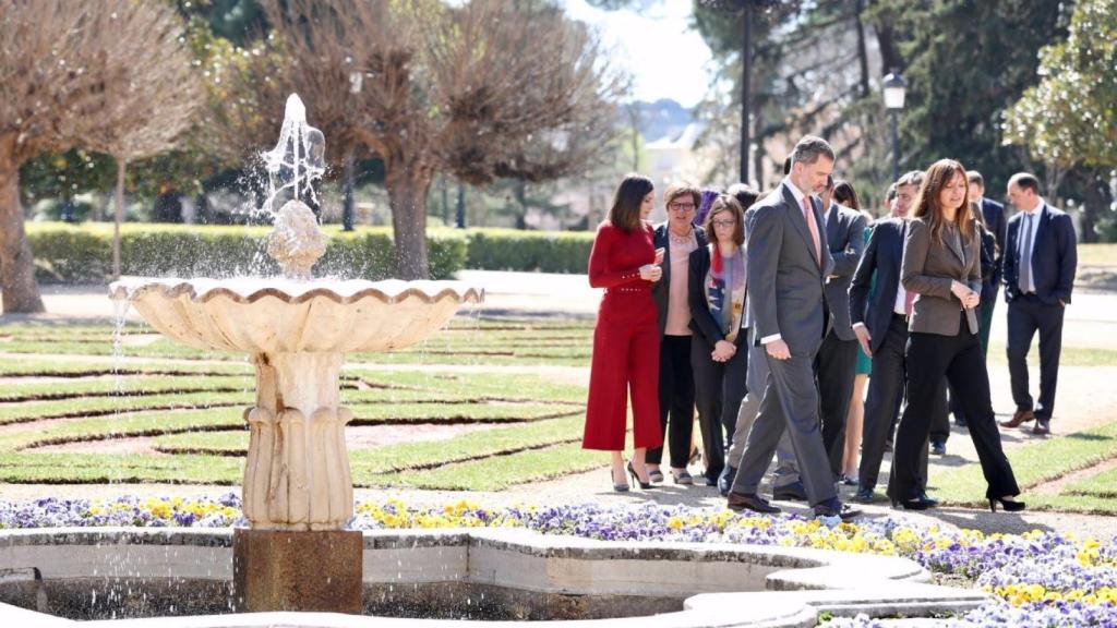 Los Reyes en el Palacio de El Pardo junto a expertos profesionales de la Ciencia.