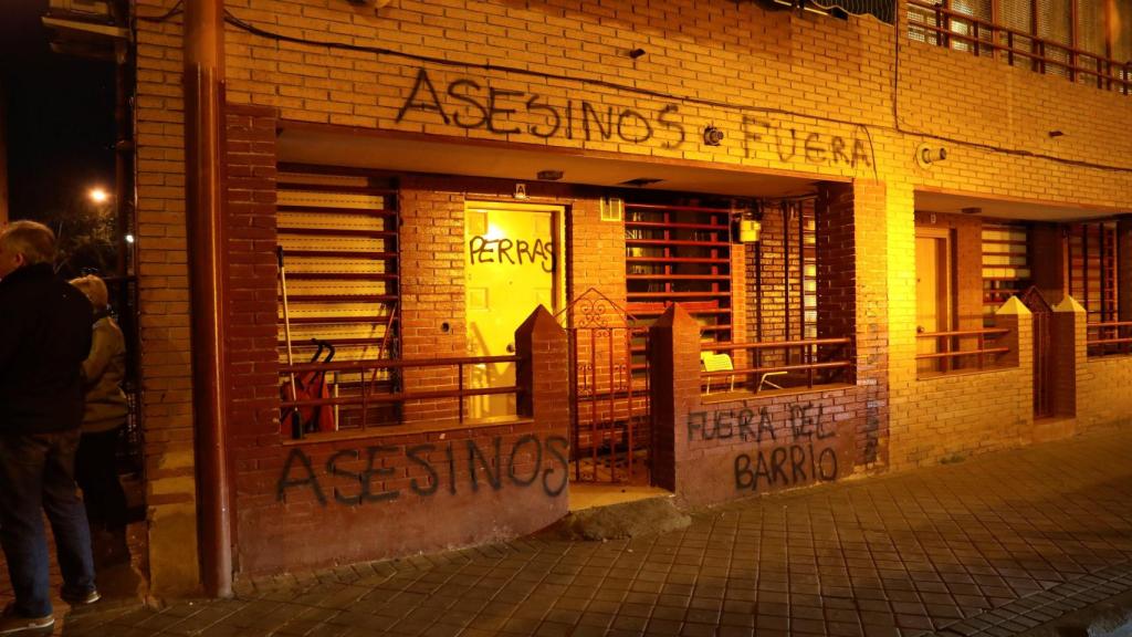 Pintadas en la fachada de la casa de Los Visita