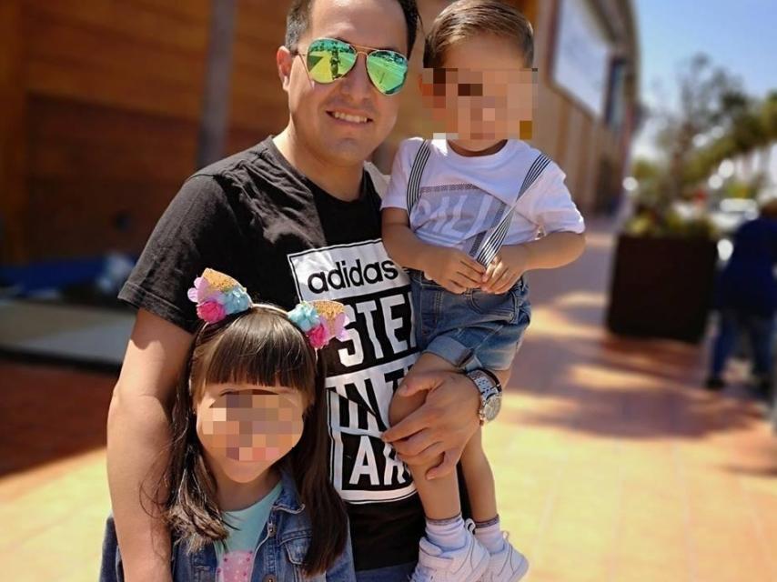 La víctima con sus hijos