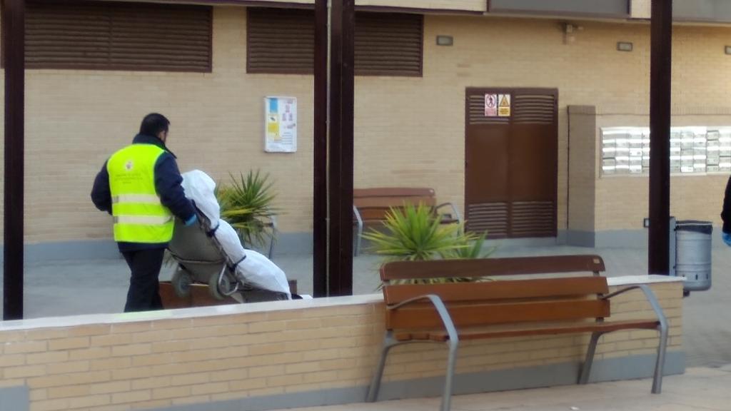 El cuerpo sin vida de Esteban es sacado del residencial para su traslado al Instituto Anatómico Forense de Cartagena.