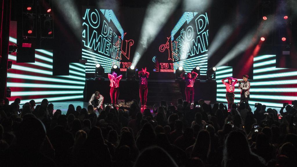 Adexe & Nau durante un concierto.