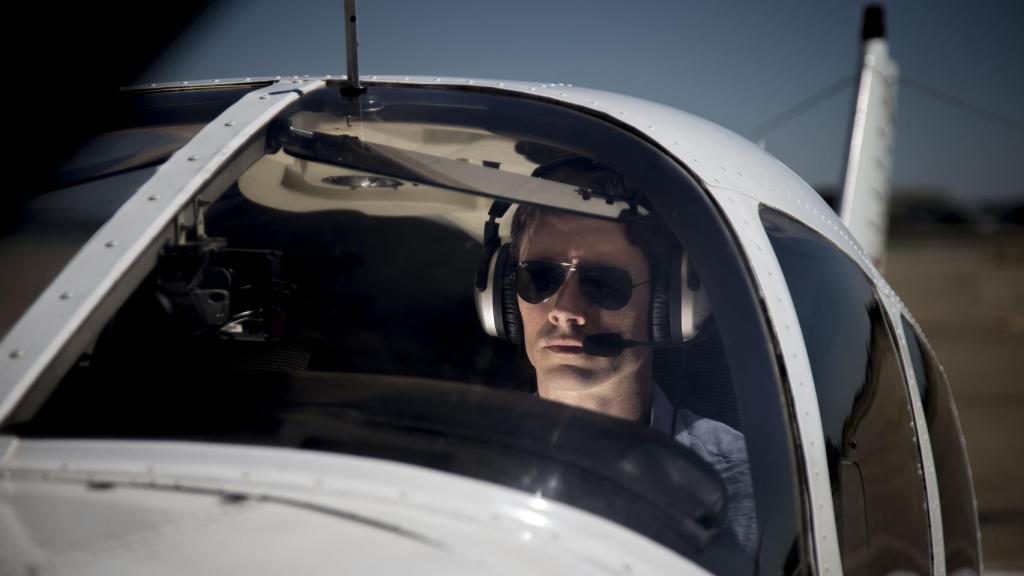 El piloto haciendo las comprobaciones previas al despegue.