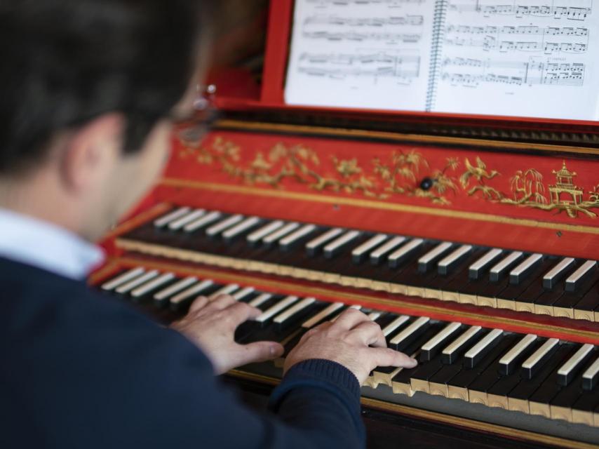 Yago Mahúgo, al clave, en su casa después de la entrevista.