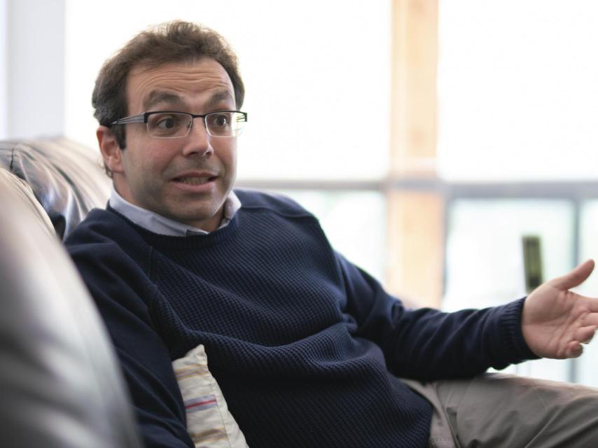 Mahúgo también es doctor en Artes.