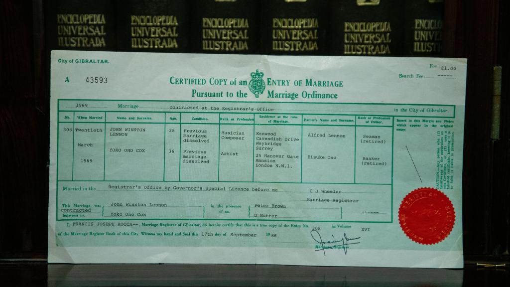 Una copia del certificado de la boda entre Jhon Lennon y Yoko Ono en casa de los Galliano.