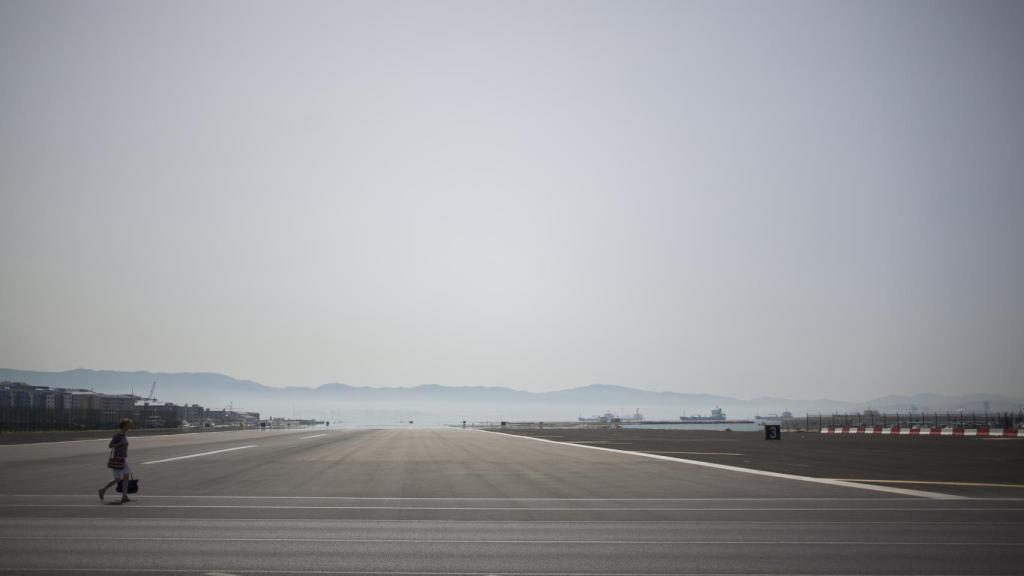 Aeropuerto de Gibraltar, el segundo más peligroso de Europa en la actualidad y al que llegó la pareja para casarse hace 50 años.