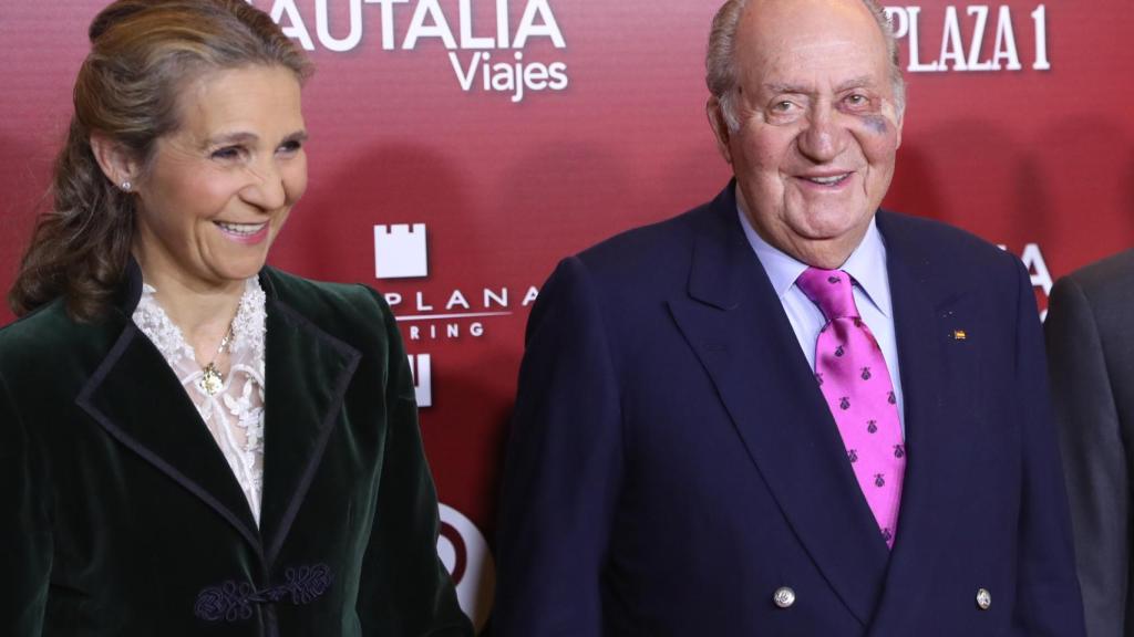La infanta Elena, galardonada en el evento celebrado este viernes, junto a Juan Carlos.