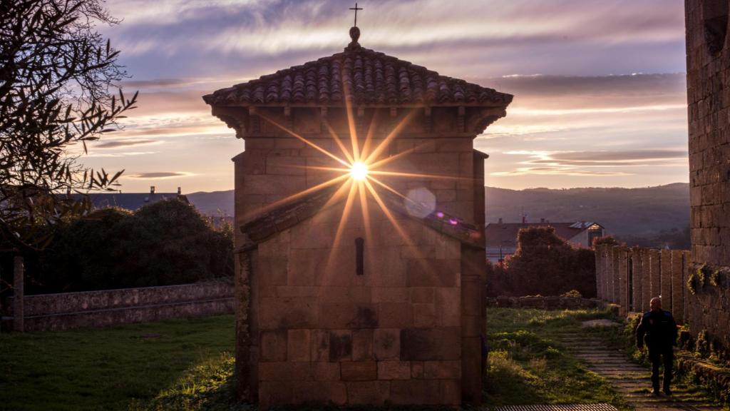 La capilla mozárabe de San Miguel de Celanova (Galicia) durante el equinoccio de primavera. EFE/Brais Lorenzo.