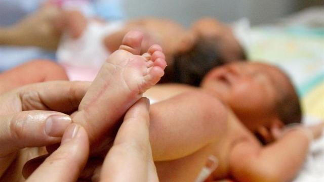 El Gobierno aprueba el nuevo reglamento que reducirá los tiempos para adoptar en el extranjero