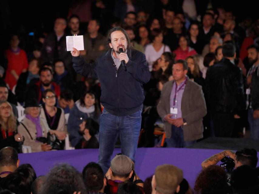 Iglesias, este sábado en Madrid con un ejemplar de la Constitución.