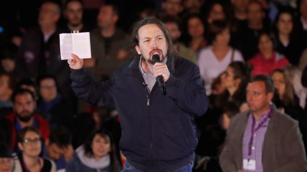 Iglesias, este sábado en Madrid con un ejemplar de la Constitución.