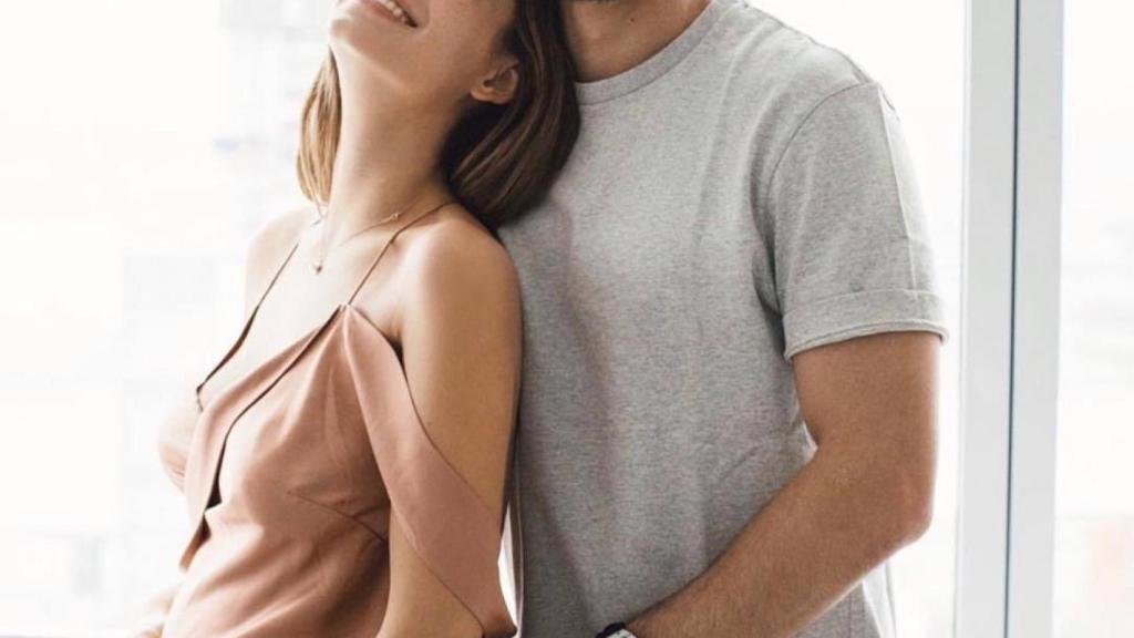 Sarah Kohan y 'Chicharito' posando en sus redes sociales.