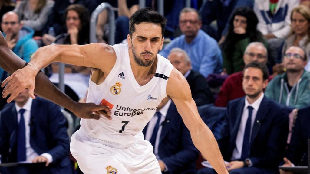 Campazzo defiende la bola ante Singleton