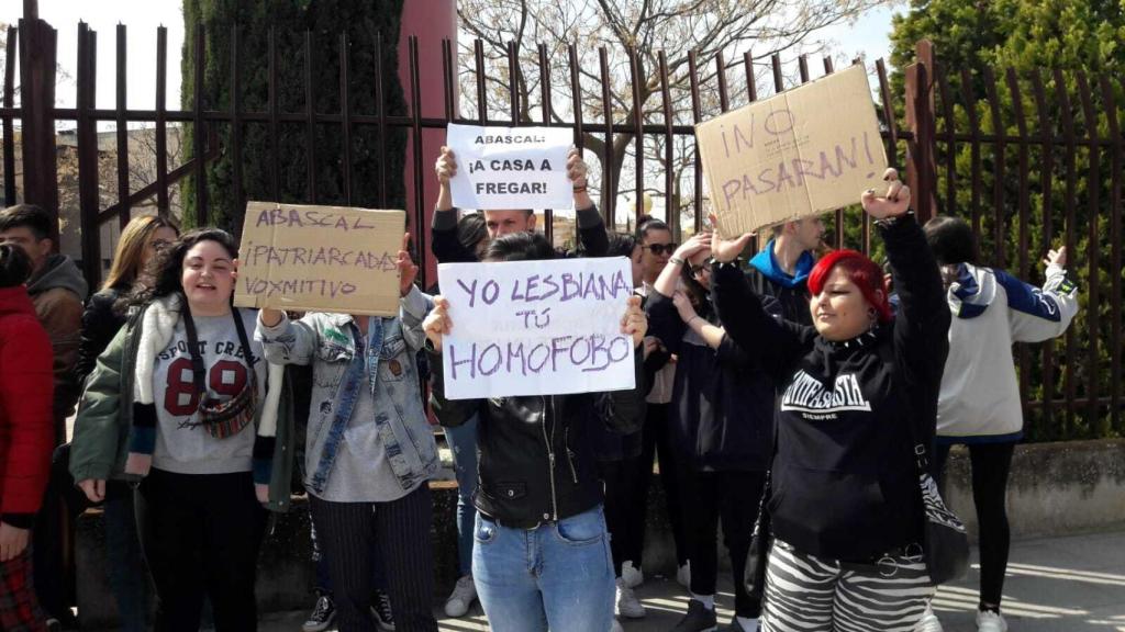 En los accesos al Paraninfo también hubo manifestantes contra Vox.